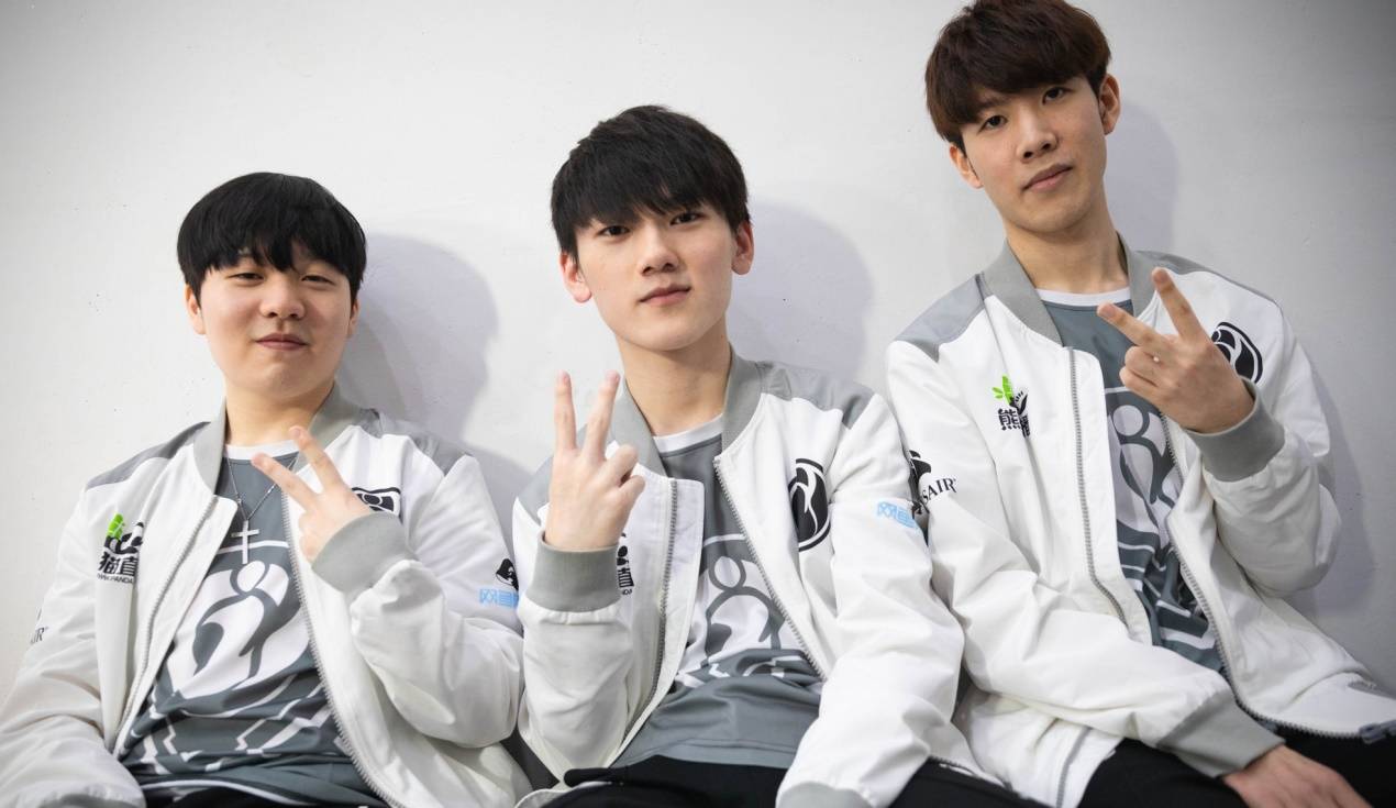 曼联主场4比1大胜狼队，B费梅开二度，姆贝莫、芒特破门，终结对手不胜纪录，升至第六。（曼联主场4-1横扫狼队：B费双响，姆贝莫、芒特建功，终结对手不胜纪录，升至第六位）