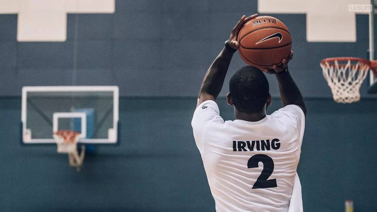 长春亚泰队启程出征青岛时，球迷用歌声为将士们送行（长春亚泰启程赴青岛，球迷以歌相送）